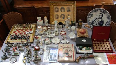 une table sur laquelle se trouvent de nombreux objets