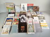 un grand nombre de livres posés sur une table