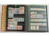 un livre ouvert avec des timbres et des cachets sur les pages