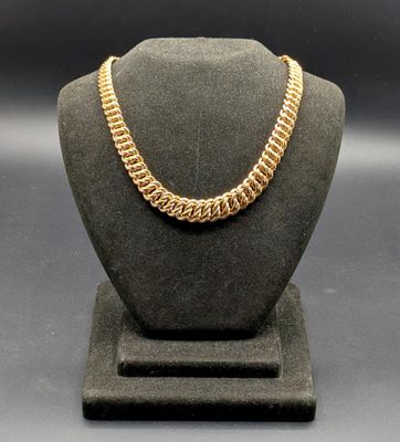 gros plan d'un collier sur un présentoir pour mannequin