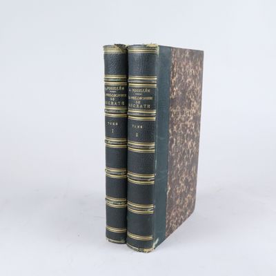 deux livres posés l'un sur l'autre sur une surface blanche
