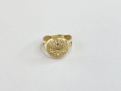 gros plan d'une bague en or sur une surface blanche