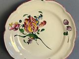 une assiette avec un motif floral sur une table