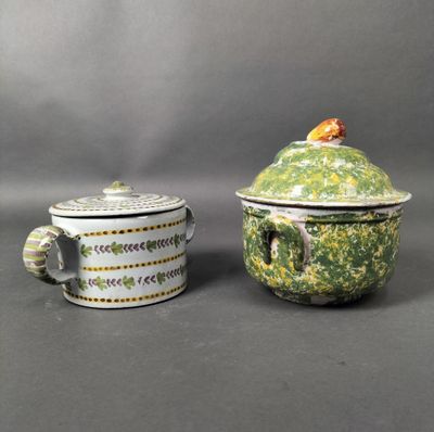 lot de deux plats verts et blancs avec couvercles et un oiseau sur le dessus