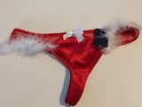 de la lingerie rouge ornée de plumes blanches et d'un nœud