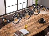 une table en bois munie de roulettes, dans une pièce