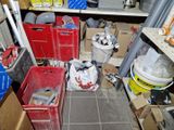une pièce où il y a beaucoup de cartons et de bacs par terre