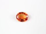 un saphir orange sur un fond blanc