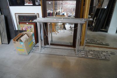 Réunion de quatre suspensions en métal chromé et brossé.