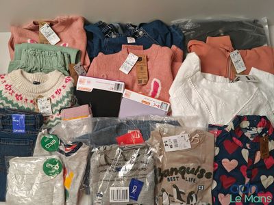 Lot de 18 vêtements/accessoires de diverses tailles et marqu…