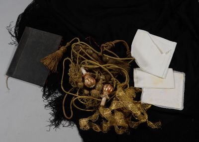 une chemise noire ornée de motifs dorés et un livre