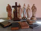 de nombreuses statues de Jésus et d'autres figures religieuses posées sur une table