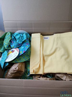 une boîte en carton remplie de vêtements et d'autres objets