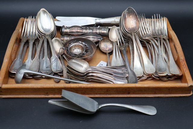 Lot de couverts en métal argenté, passe thé, manche à gigot, cuil...