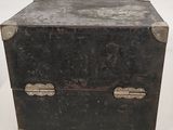 une petite boîte noire posée sur une table blanche