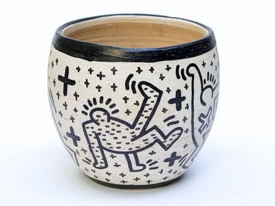 un bol noir et blanc orné d'un motif