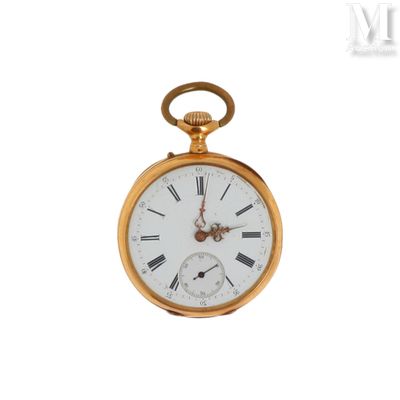une montre de poche en or avec des chiffres romains sur le cadran