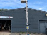 une photo d'un homme sur une nacelle élévatrice devant un immeuble