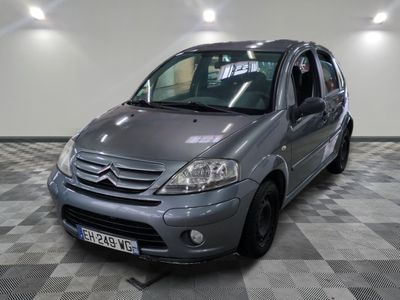 une photo d'une Citroën grise garée dans un garage