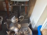 une balance posée à côté d'un tas d'objets en argent