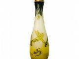 une bouteille en verre ornée d'un motif jaune et noir