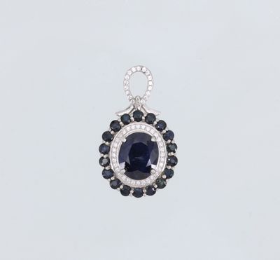 un pendentif en saphir et diamants sur fond blanc
