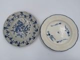 paire d'assiettes bleues et blanches à motifs floraux