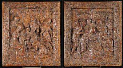 deux panneaux en bois sculptés représentant des personnages sur fond noir