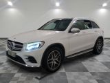 Une Mercedes GLC blanche est garée sur un sol à damier