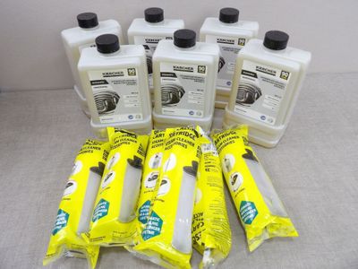 plusieurs bouteilles de produits d'entretien posées sur une table