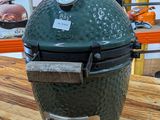 Le Big Green Egg est posé sur la table du magasin.