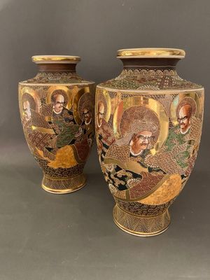 paire de vases asiatiques ornés de représentations d'hommes et de femmes