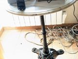 une petite table sur laquelle est posé un micro-ondes