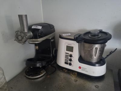 un mixeur et une cafetière posés sur un plan de travail