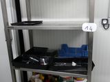 une étagère métallique sur laquelle sont posés de nombreux objets