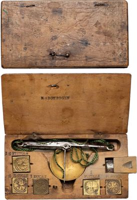 une boîte en bois contenant une paire de ciseaux