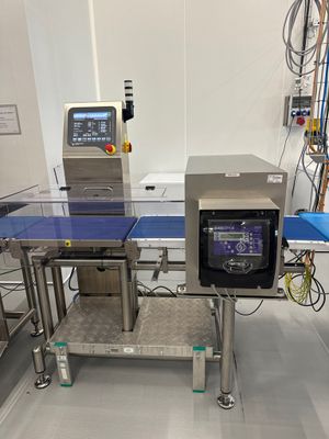 une machine posée sur une table dans une pièce