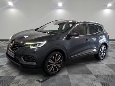 Le nouveau SUV Renault Kad est garé dans un showroom.
