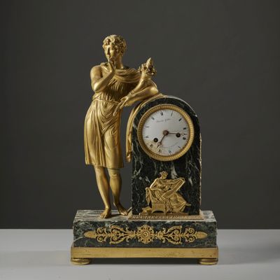 une statue de femme tenant une horloge sur une table