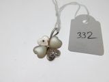 un collier orné d'une fleur et d'une étiquette