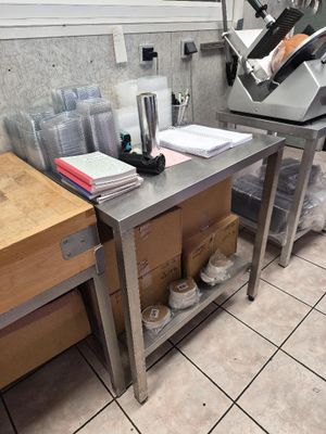 une table sur laquelle sont posés plusieurs objets, dans une cuisine