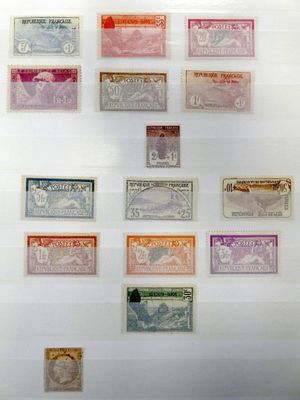 de nombreux types de timbres exposés dans une vitrine