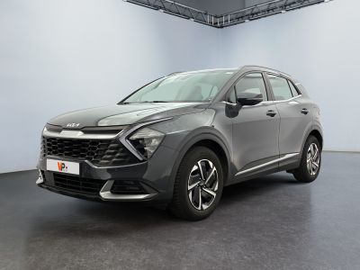 Un SUV gris est garé dans une grande pièce.