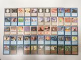 une photo montrant une grande pile de cartes posée sur une table