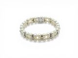 gros plan d'un bracelet avec des perles sur fond blanc