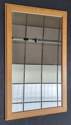 un miroir accroché au mur d'une pièce