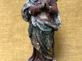 une statue ancienne d'une femme tenant un bébé dans ses bras