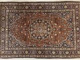 un tapis persan ancien orné d'un motif en médaillon