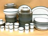 beaucoup d'assiettes et de tasses posées sur la table
