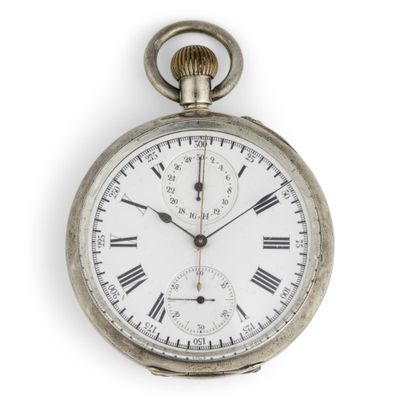 une montre de poche en argent avec des chiffres romains sur le cadran